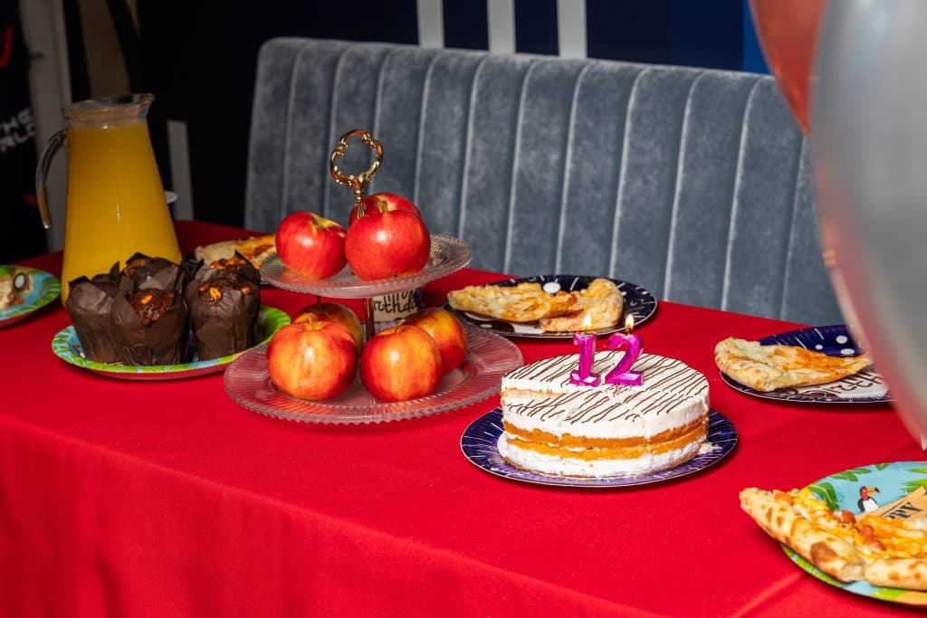 Cake, snacks and drinks without leaving the arena
